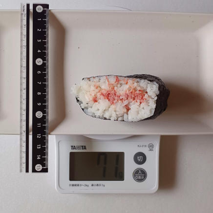 約1/2個71gのコンビーフおにぎり