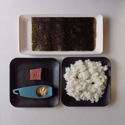 コンビーフおにぎり1個分の食材(塩をまぶしたご飯121g・コンビーフ10g・マヨネーズ6g・海苔1g)