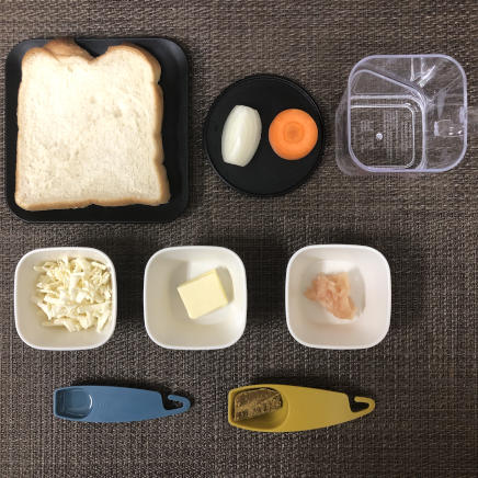 1枚分のカレートーストの材料(食パン・カレールー・水・玉ねぎ・人参・鶏ひき肉・サラダ油・バター・プロセスチーズ)