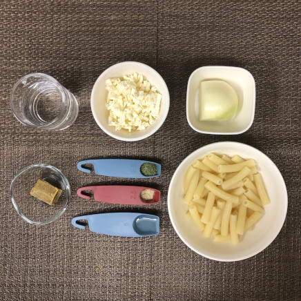 グラタン皿1皿・1人前のカレーグラタンの材料（パスタ・玉ねぎ・こしょう・カレールー・水・プロセスチーズ・パセリ・サラダ油）