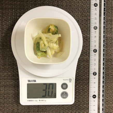 おつまみ皿1皿分のエビとアボカドのグラタン