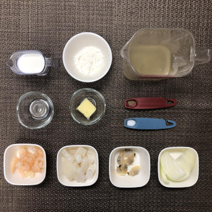 大皿1皿・1人前のシーフードシチューの材料(芝海老・あさり・イカ・玉ねぎ・バター・サラダ油・洋風だし 塩・小麦粉・牛乳・こしょう)