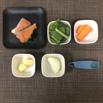 大皿1皿・1人前の鮭シチューに使った材料(鮭・玉ねぎ・人参・じゃがいも・ほうれん草・サラダ油)