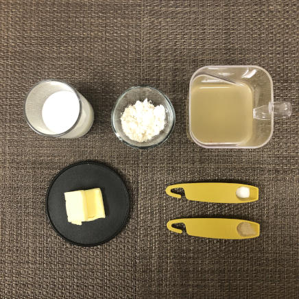 大皿1皿・1人前の鮭シチューに使った材料・調味料(牛乳・小麦粉・洋風だし・バター・塩・こしょう)