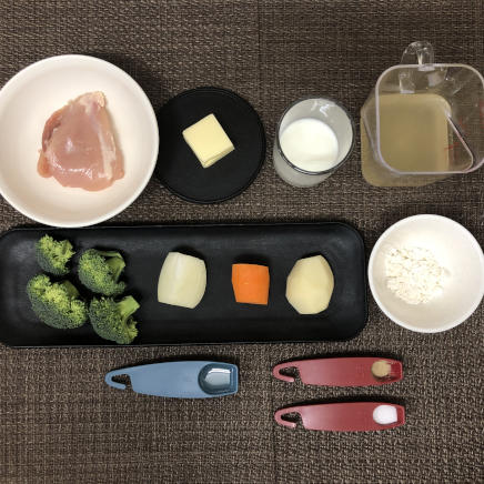 大皿1皿・1人前の鶏肉とブロッコリーのシチューの材料(鶏肉・玉ねぎ・バター・サラダ油・洋風だし・塩・小麦粉・牛乳・こしょう・人参・じゃがいも・ブロッコリー)