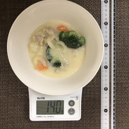 半人前の鶏肉とブロッコリーのシチュー