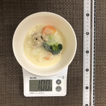 100g分の鶏肉とブロッコリーのシチュー