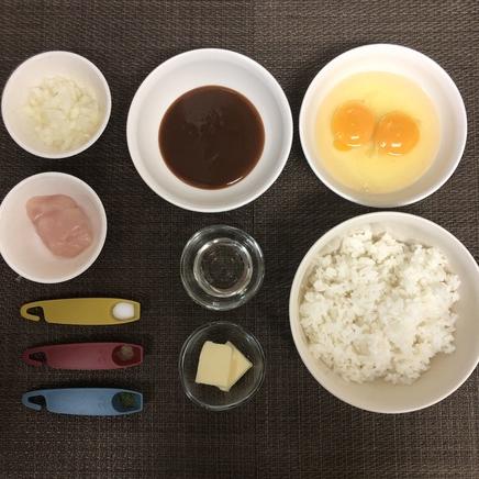 大皿1皿・1人前のデミグラスソースオムライスに使った材料(鶏胸肉・玉ねぎ・サラダ油・バター・塩・こしょう・パセリ・卵・ご飯・デミグラスソース)