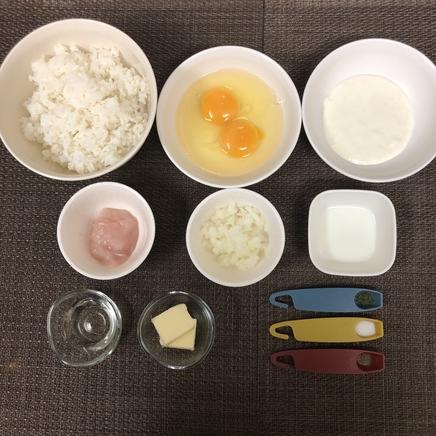 大皿1皿・1人前のホワイトソースオムライスに使った材料（鶏胸肉・玉ねぎ・サラダ油・バター・塩・こしょう・パセリ・卵・牛乳・ご飯・ホワイトソース）
