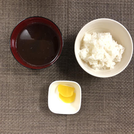 1人前の唐揚げ定食のご飯・わかめの味噌汁・沢庵