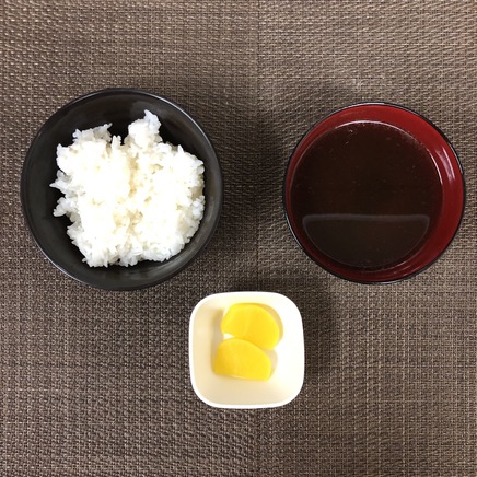 1人前のとんかつ定食のご飯・わかめの味噌汁・沢庵