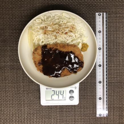 1人前のとんかつ定食のとんかつとキャベツ