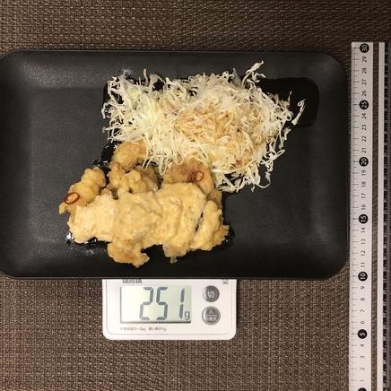 1人前のチキン南蛮定食のチキン南蛮とキャベツ