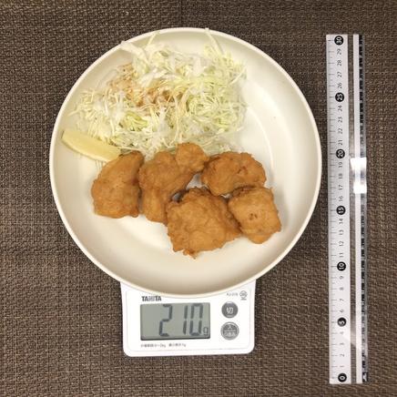 1人前の唐揚げ弁当の唐揚げとキャベツの千切り