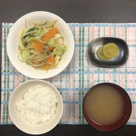 1人前の野菜炒め定食の野菜炒め・ご飯・わかめの味噌汁・沢庵