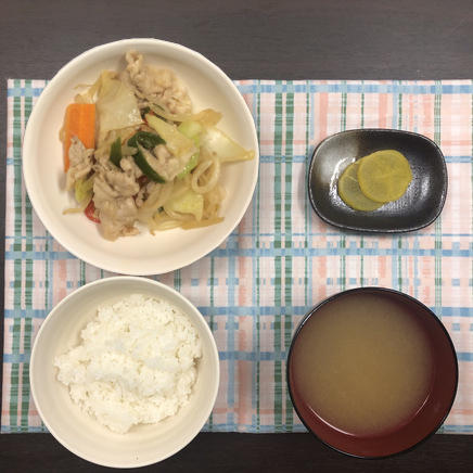 1人前の肉野菜炒め定食の肉野菜炒め・ご飯・わかめの味噌汁・沢庵