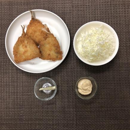 1人前のアジフライ定食に使ったアジフライとキャベツと調味料