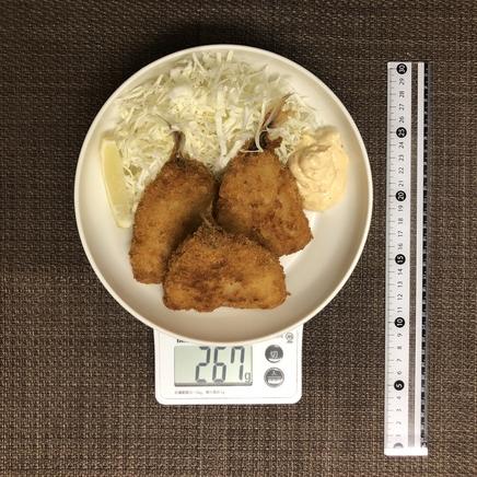 1人前のアジフライ定食の大皿に乗ってるアジフライとキャベツ