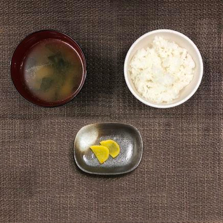 1人前の鯖の味噌煮定食のご飯と味噌汁と沢庵