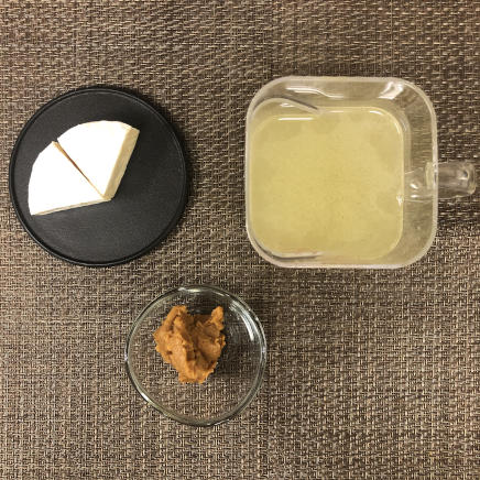 1杯分のカマンベールチーズの味噌汁の材料(カマンベールチーズ・味噌・かつお昆布だし)