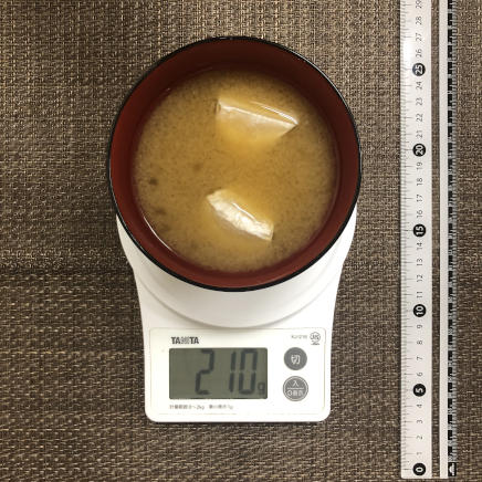 お椀1杯分のカマンベールチーズの味噌汁