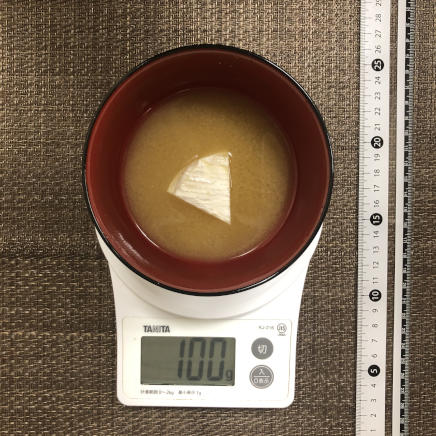 100g分のカマンベールチーズの味噌汁