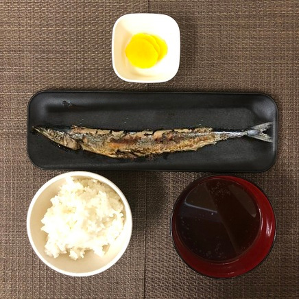 真上から見たさんま定食
