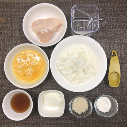 1人前のチキンカツ丼に使った材料(鶏胸肉皮あり・小麦粉・パン粉・卵・玉ねぎ・めんつゆ・みりん・水・ご飯)