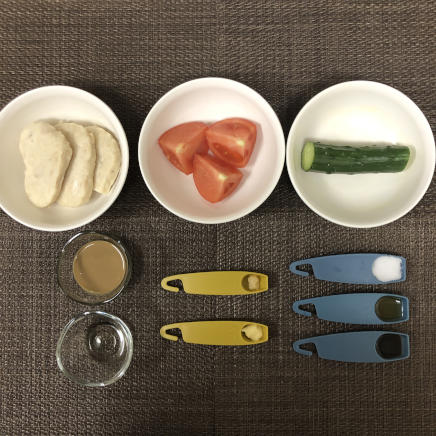 大皿1皿・1人前のバンバンジーに使った材料（鶏ハム・練りごま・ごま油・砂糖・酢・醤油・おろしにんにく・おろし生姜・きゅうり・トマト）