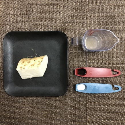 中鉢1杯分のとろろに使った材料（長芋・かつお昆布だし・塩・醤油）
