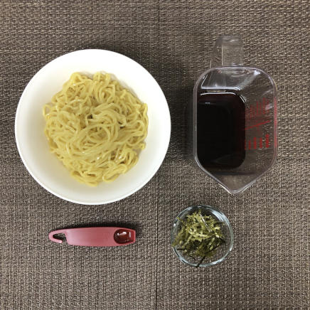 大皿1皿・1人前のざるラーメンの材料(中華麺・めんつゆ・ごま油・海苔)