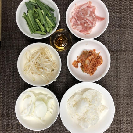 丼1杯・1人前の豚キムチ丼に使った材料(豚肉・キムチ・玉ねぎ・ニラ・もやし・ごま油・ご飯)