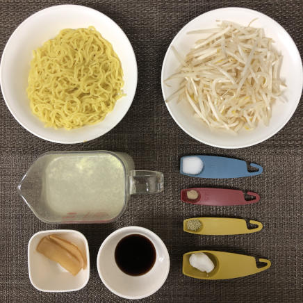 丼1杯分・1人前のもやしラーメンの材料(中華麺・醤油・風味調味料・ラード・もやし・メンマ・鶏がらスープ・塩・こしょう)