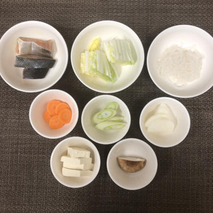 丼1杯・1人前の石狩鍋の材料(鮭・ネギ・木綿豆腐・しらたき・しいたけ・人参・大根・白菜)