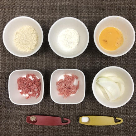 1本分のメンチカツサンドに使った材料（豚挽き肉・牛挽き肉・玉ねぎ・パン粉・小麦粉・卵・塩・黒こしょう）