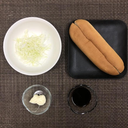 1本分のメンチカツサンドに使った材料（コッペパン・キャベツの千切り・ウスターソース・マヨネーズ）