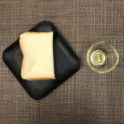 クルトンを調理するための食パン半分量・オリーブオイル