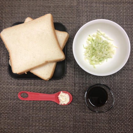 1人前のチキンカツサンドに使った材料・調味料(食パン・キャベツ千切り・オイスターソース・マヨネーズ)
