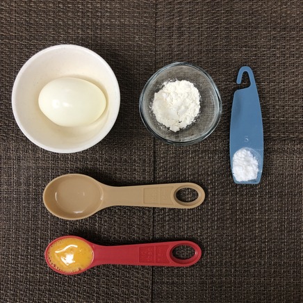 1個分の卵の天ぷらの材料（半熟卵・小麦粉・片栗粉・水・卵）