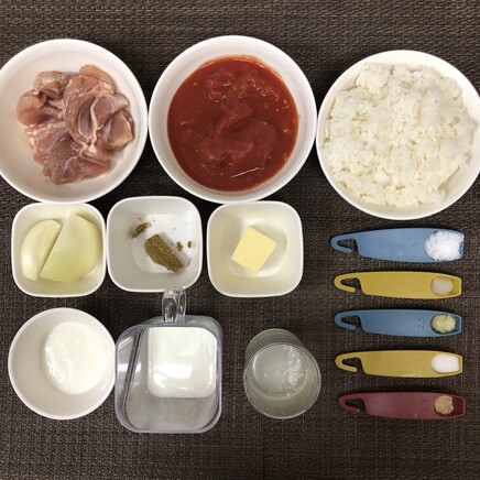 大皿1皿・1人前のバターチキンカレーの材料(鶏肉・玉ねぎ・バター・ホールトマト・鶏がらスープ・牛乳・塩・こしょう・カレー粉・ヨーグルト・おろしにんにく・おろし生姜・砂糖・ご飯)