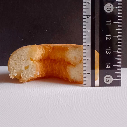 豆腐ドーナツ1個39gの厚さ約3㎝