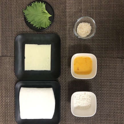 1枚分のはんぺんフライの材料（はんぺん・プロセスチーズ・大葉・小麦粉・卵・パン粉）