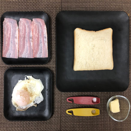 ベーコンエッグトースト1枚分に使った材料(食パン・ベーコン・目玉焼き・塩・黒こしょう・バター)