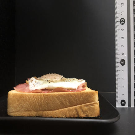 ベーコンエッグトーストを横から見た厚さ