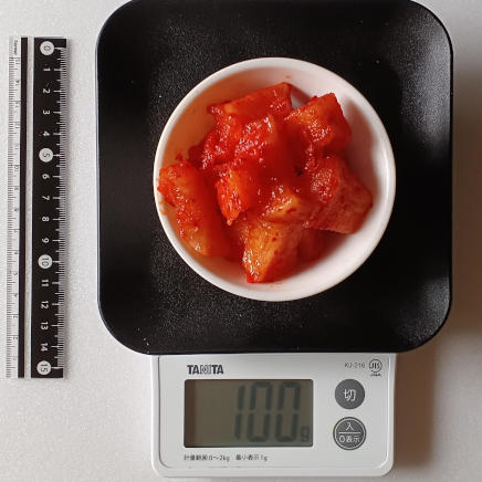 小鉢に盛付けた100gのカクテキ