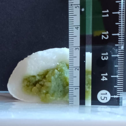 ずんだ大福の断面(厚さ約3㎝)