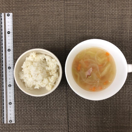 1人前のハンバーグ定食のご飯とコンソメスープ