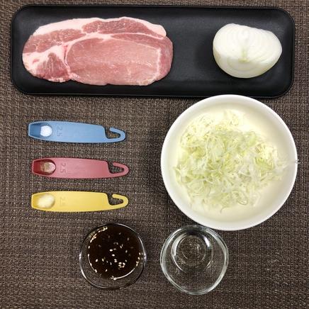 1人前のトンテキ定食に使った材料(豚ロース・塩・こしょう・おろしにんにく・玉ねぎ・焼き肉のタレ・サラダ油・キャベツの千切り)