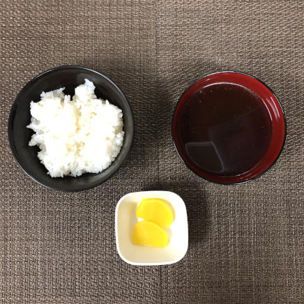 1人前のトンテキ定食のご飯と味噌汁と沢庵