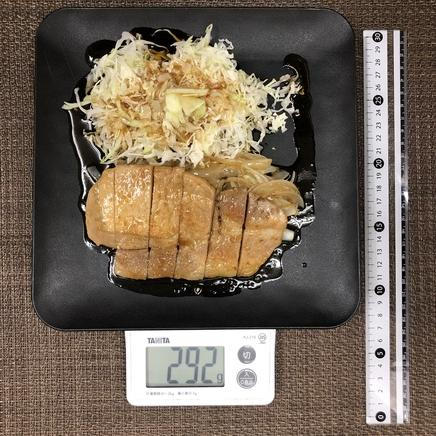 1人前のトンテキ定食のトンテキとキャベツの千切り